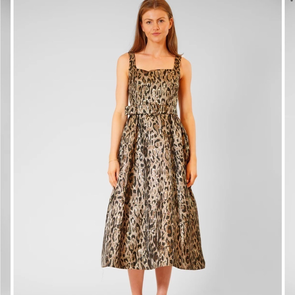 Sleeveless GOWN with SCOOP-NECKLINE
Julia Jordan